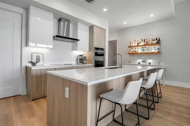 Building Photo - 301 QUAY Cmn