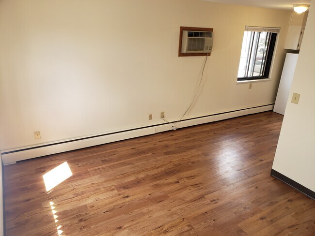 Foto del edificio - 2400 Larpenteur Ave W