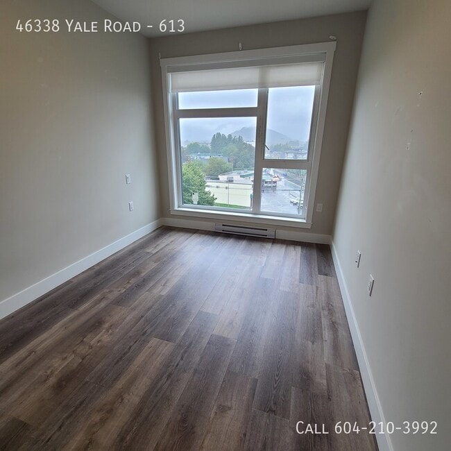 Building Photo - Large 2 Bedroom Unit With Den!