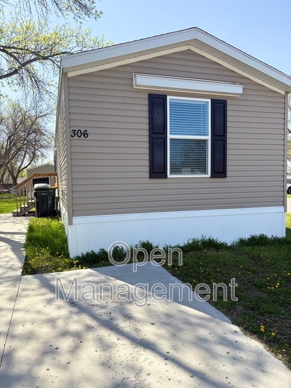 Building Photo - 825 1st Ave E