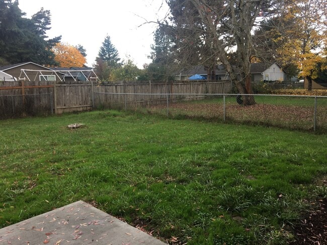 Foto del edificio - 4 bedroom 2 bath home on quiet street in Hillsboro near Intel