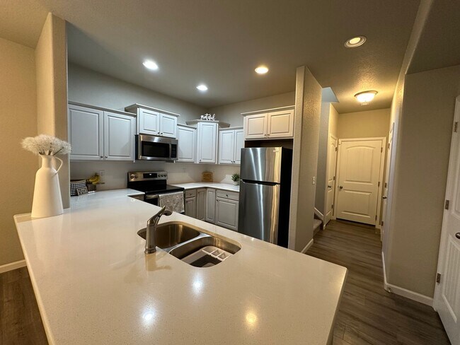 Foto del edificio - Modern 2-Bed, 2.5-Bath Townhome in Lorson ...