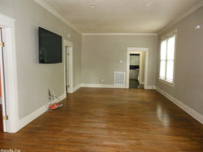 Building Photo - 112 N Palm St