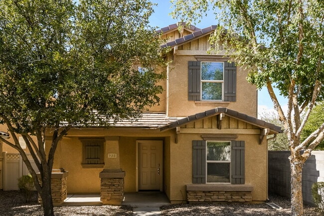 Building Photo - 923 S Pheasant Dr