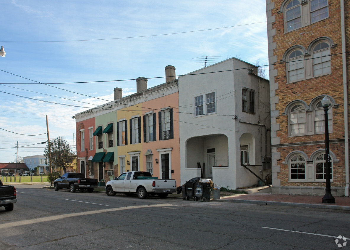 Building Photo - 2000-2006 Carondelet St