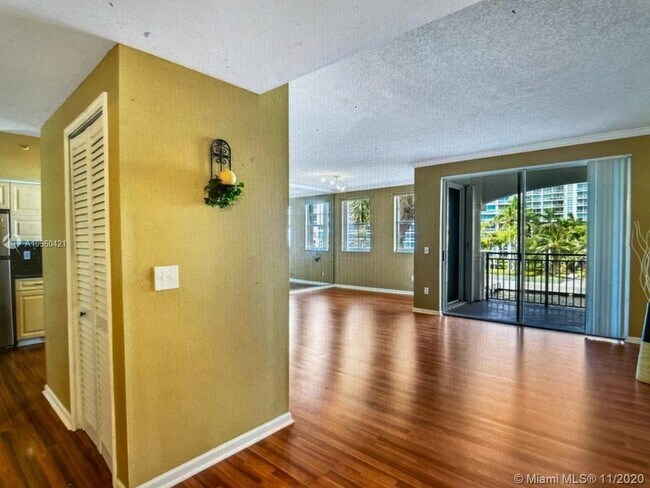 Foto del edificio - 3135 NE 184th St