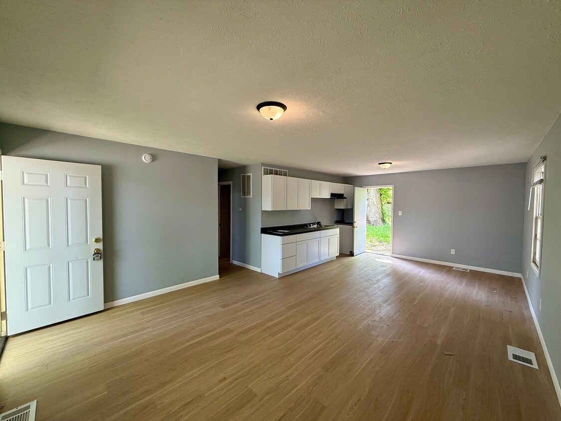 Foto principal - 3 Bed 1 Bath Home - Housing Choice Voucher...