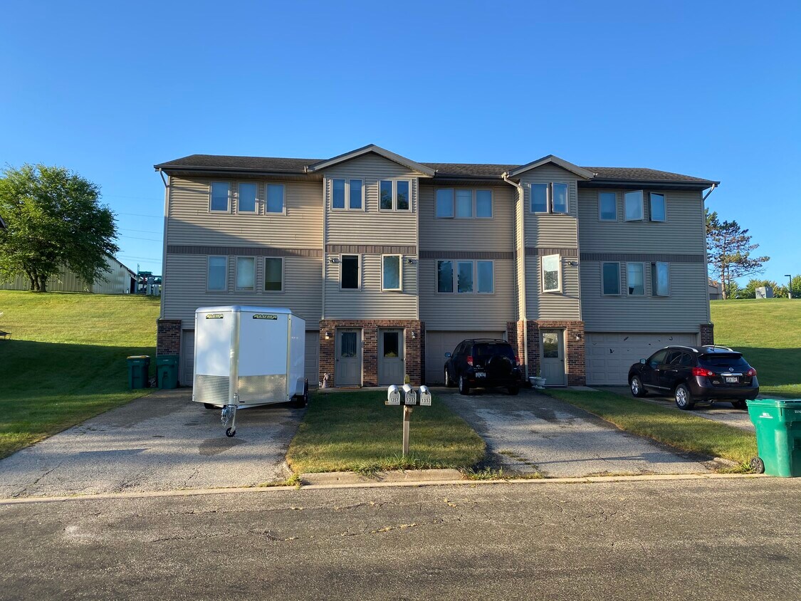 1357 Field Ct, Mount Horeb, WI 53572 Townhome Rentals in Mount Horeb