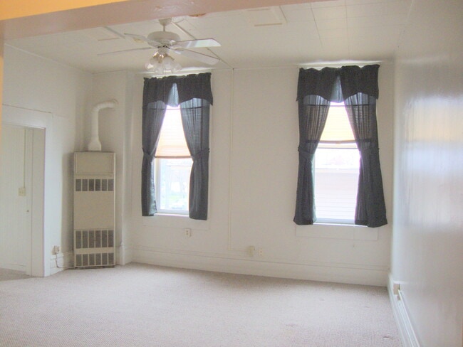 Livingroom - 1359 Caledonia St