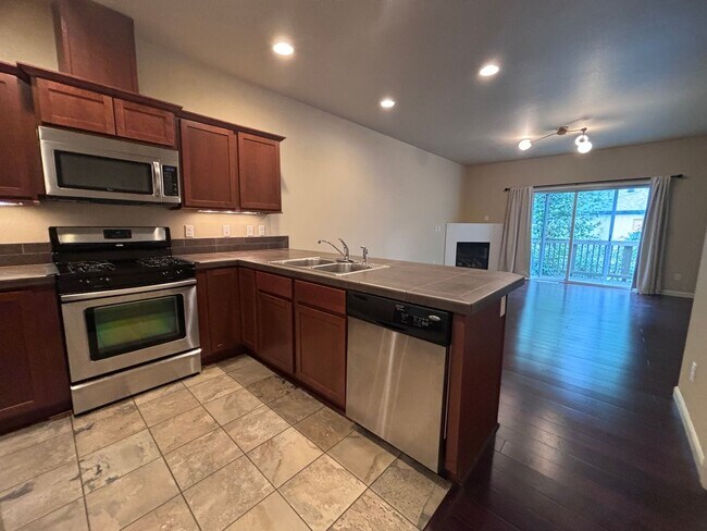 Foto del edificio - 3 Bedroom Townhouse with attached garage! ...