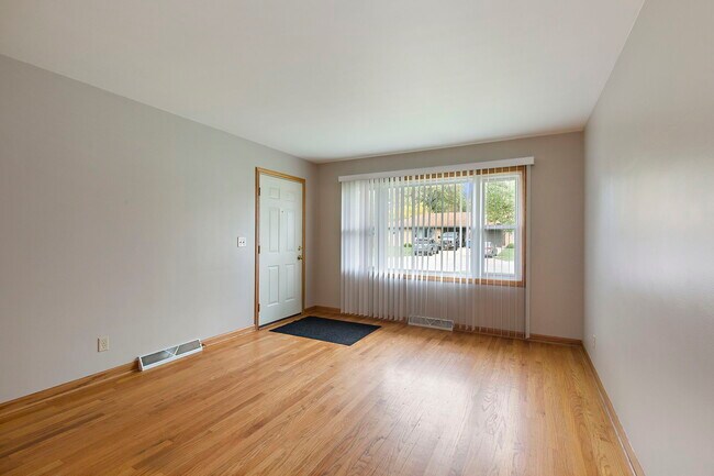 Living Room - 1402 Heather Dr