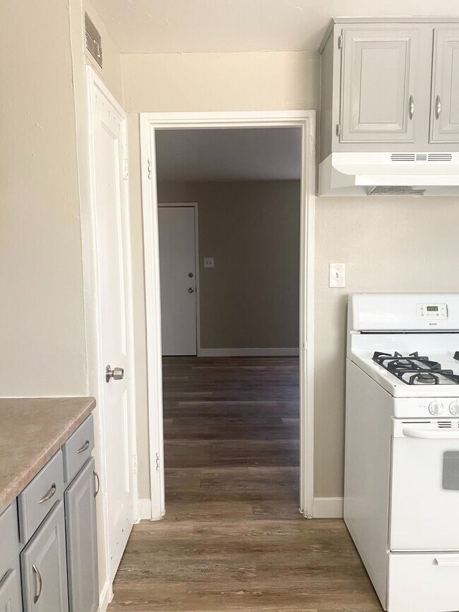 Building Photo - Walk up, 2 Bedroom with a fenced in backya...