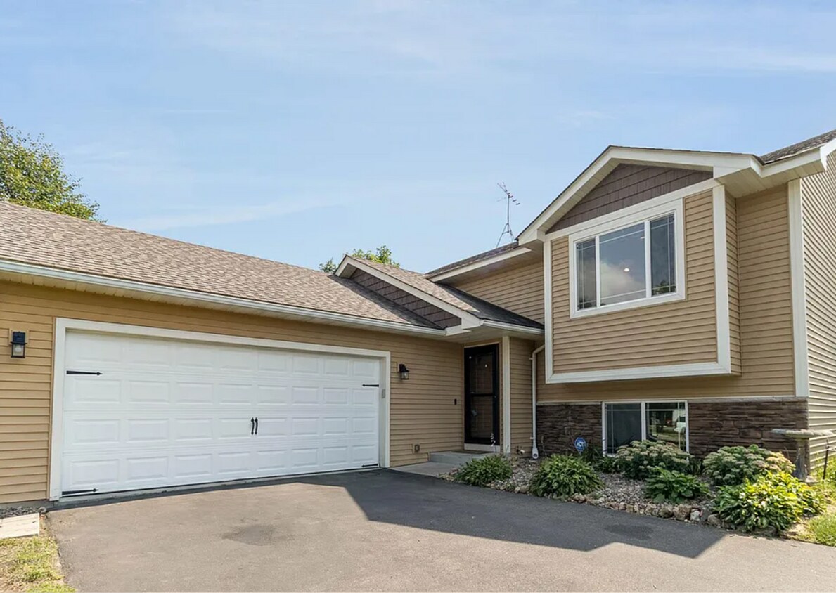 Foto principal - Check out this 4 BR 2 Bath single family h...