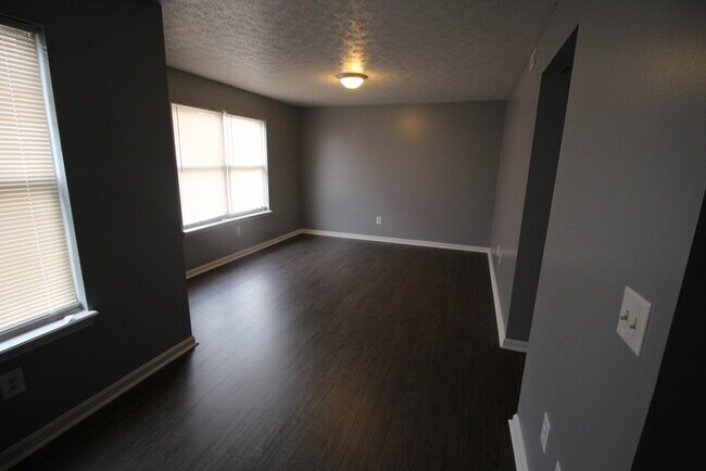 Building Photo - 3 Bedroom Apartment