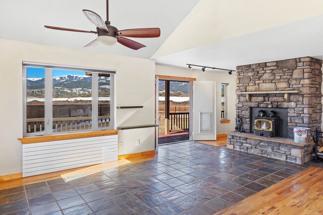 Building Photo - 708 Palisades Dr