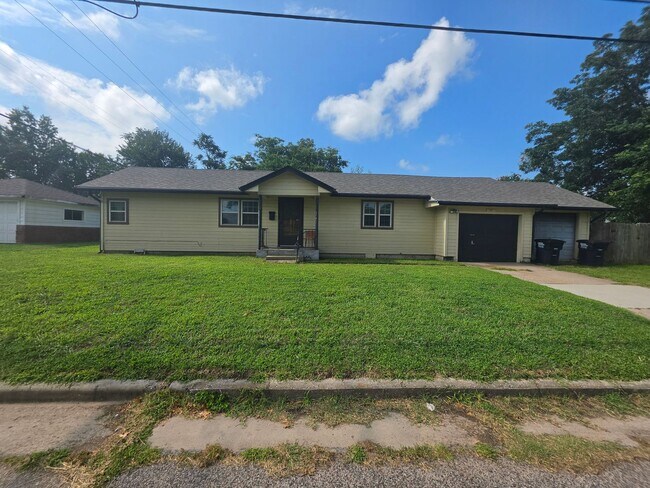 Foto del edificio - 2 Bed, 1 Bath Home in Shawnee!