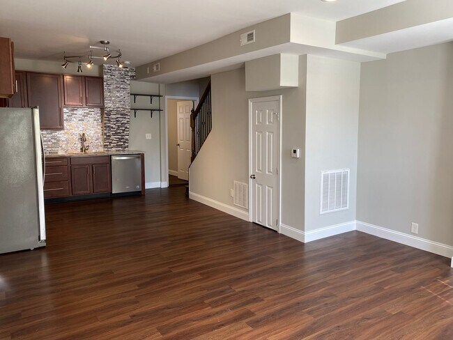 Foto del edificio - Large 3 bedroom in the Hill