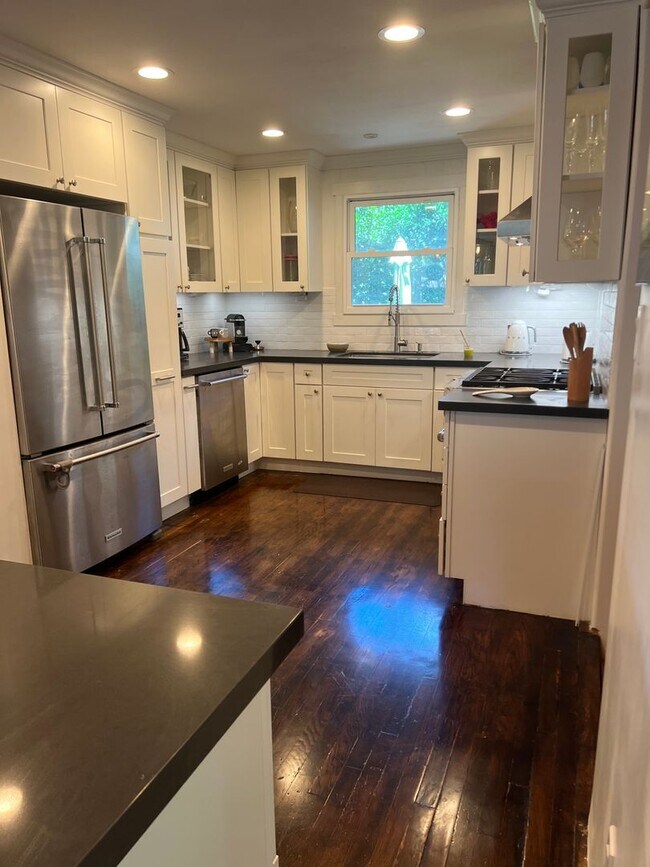 Foto del edificio - Privately Gated, Cool, Spacious Home, Tuck...