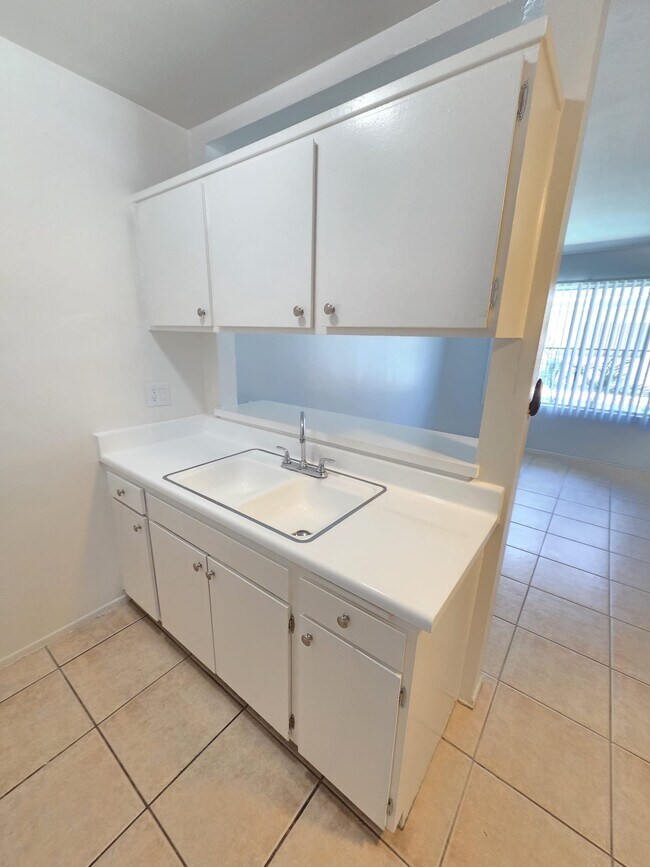 Foto del edificio - 4660 Kester Ave