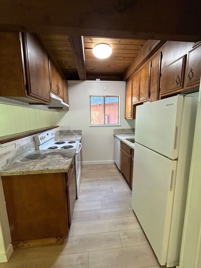 Building Photo - Highland Woods Neighborhood * Renovated 2 Bed + Huge Loft, 2 Bath House