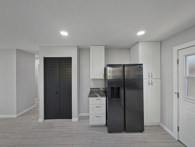 Foto del edificio - 2452 E Ingersoll St