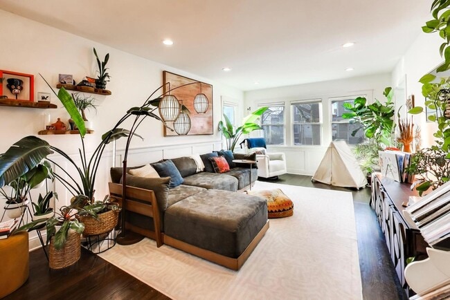 Foto del edificio - 7431 Warren St