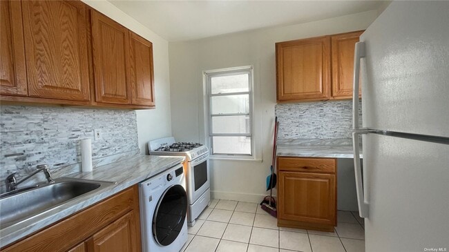 Building Photo - 544 B 72 St