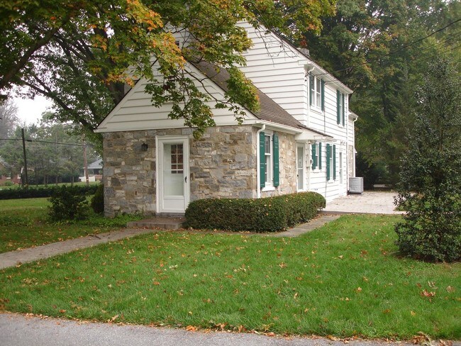 Building Photo - 3 br, 1.5 bath House - 2037 LITITZ PIKE