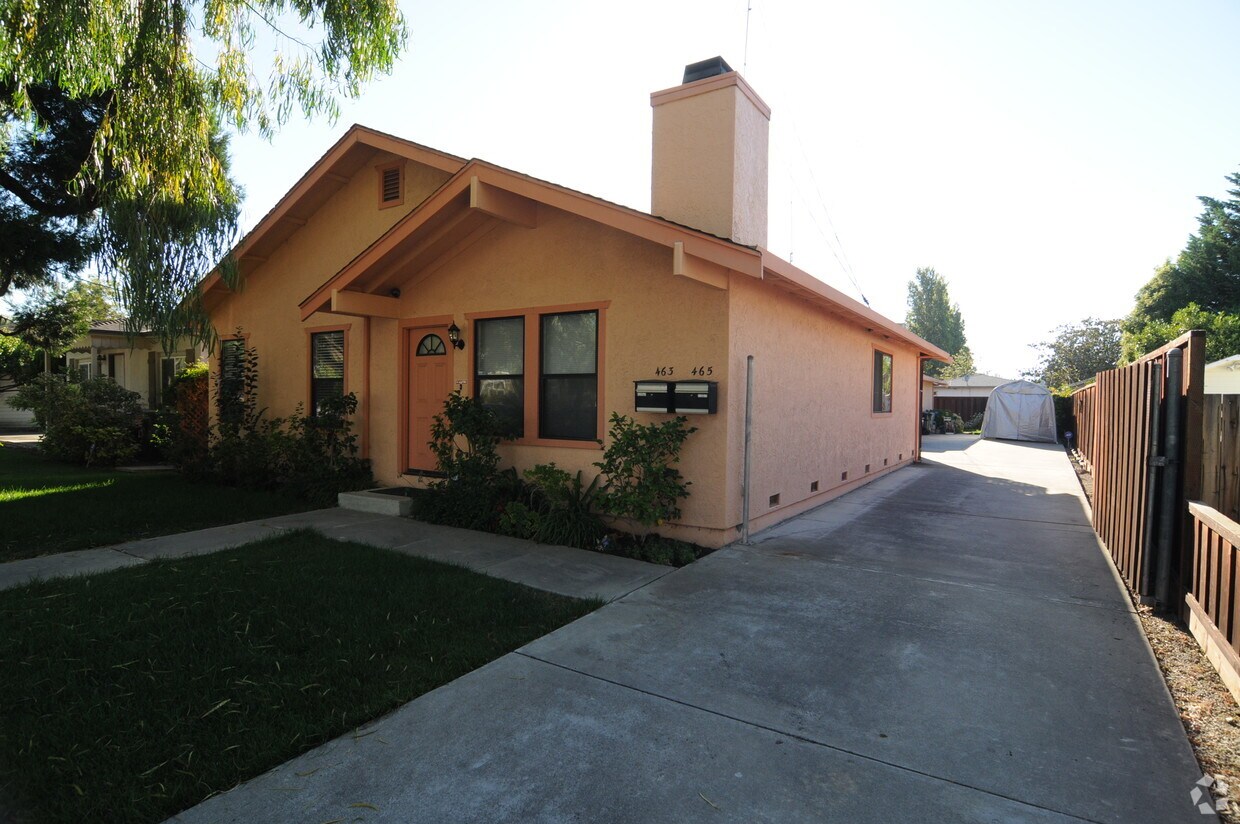 Foto del edificio - 463-465 Morse Ave