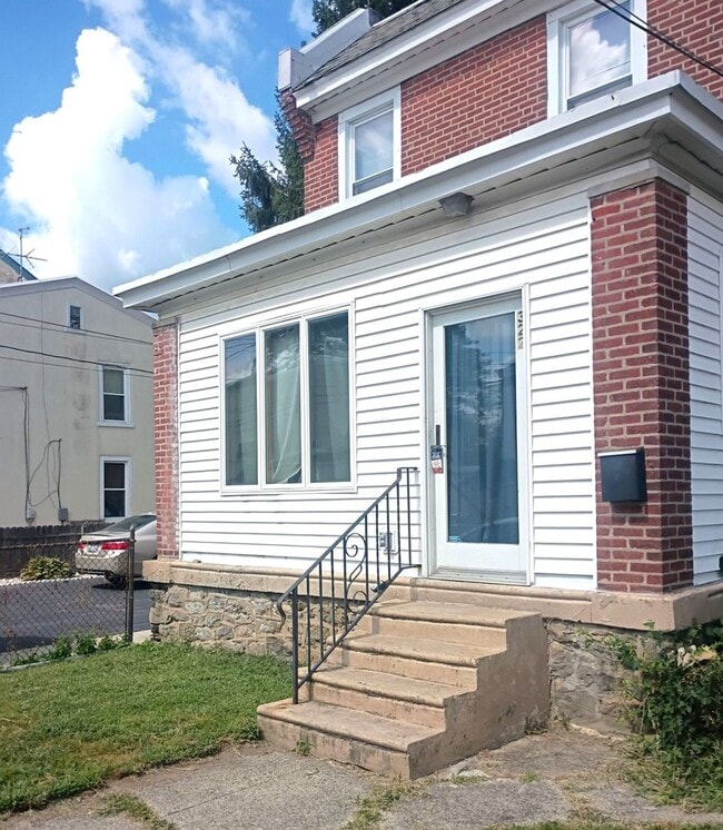 Stunning 3-Bedroom Townhome in the Heart o... - Stunning 3-Bedroom Townhome in the Heart o...