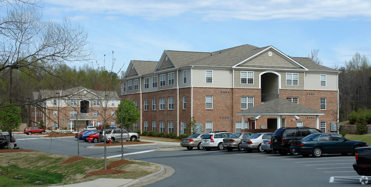 Building Photo - The Crest at Elon