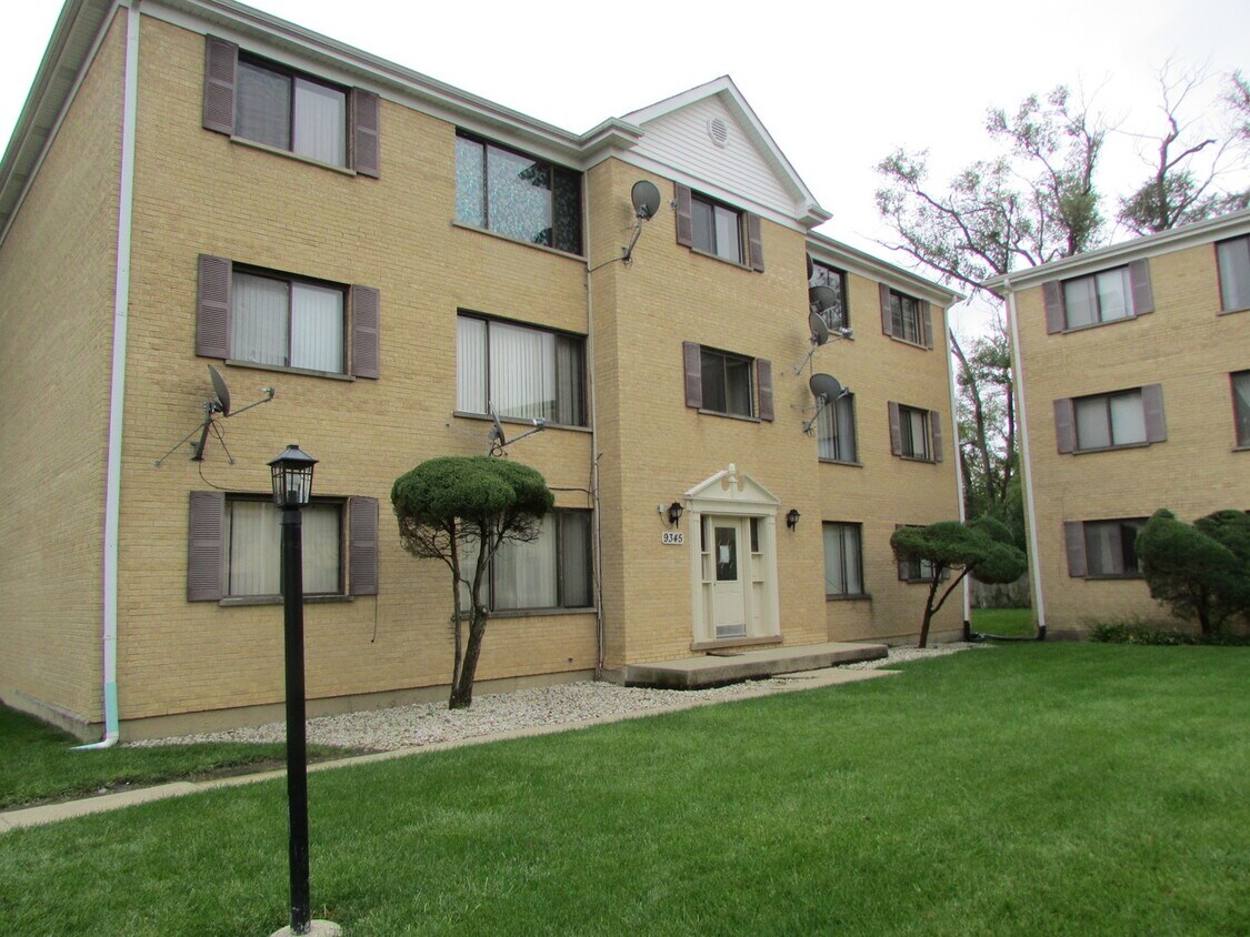 9345 Hamilton Ct Unit 3C, Des Plaines, IL 60016 Condo for Rent in Des