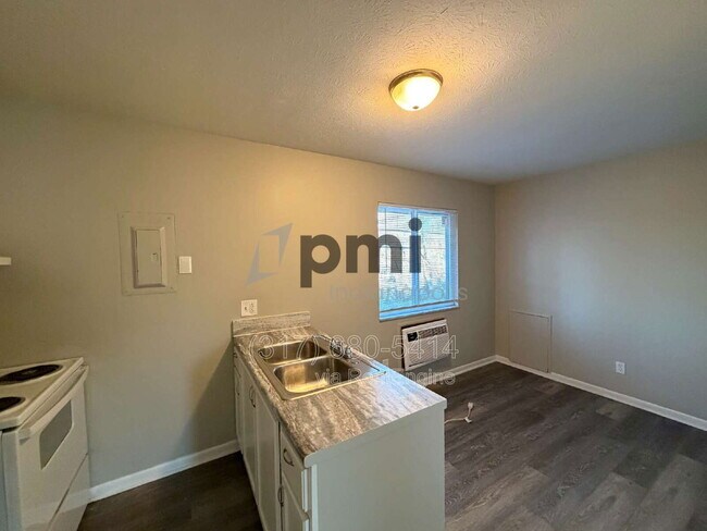 Foto del edificio - 828 Whitethorne Ave