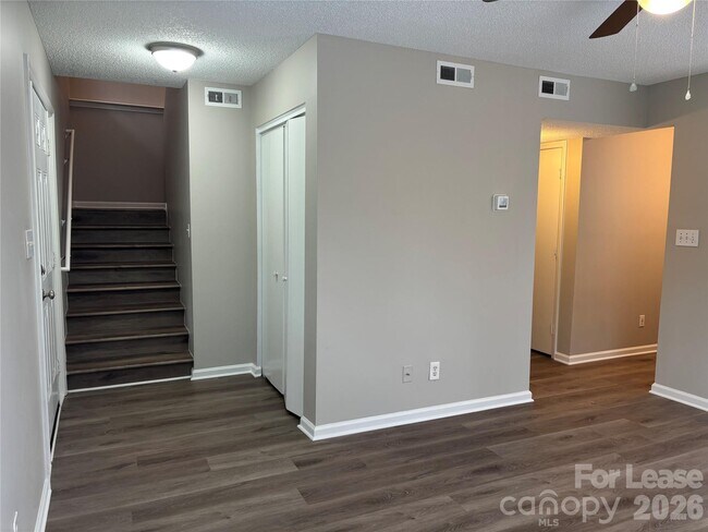 Foto del edificio - 1000 Mt Holly-Huntersville Rd