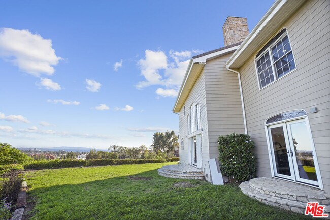 Building Photo - 1036 El Medio Ave