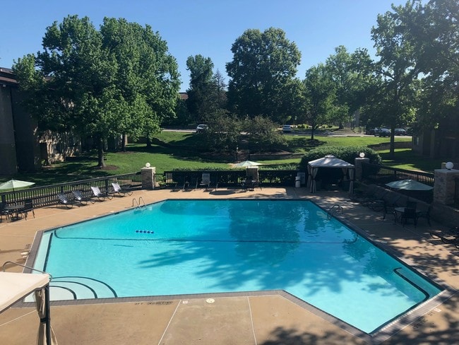 Swimming Pool with Cabanas - Taravue Park
