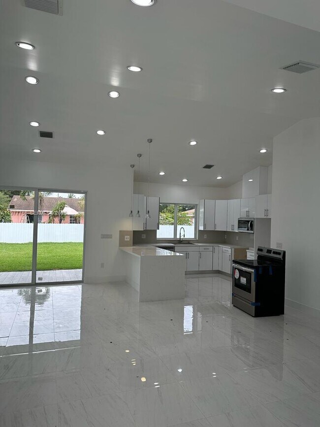 Foto del edificio - 15620 NW 39th Ct