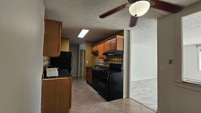 Building Photo - 5011 Valley Ln