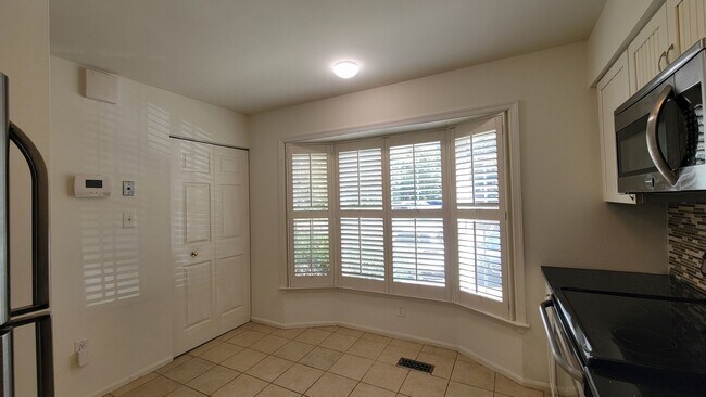 Building Photo - Beautiful 3 Bed, 3.5 Bath Brick Townhouse ...