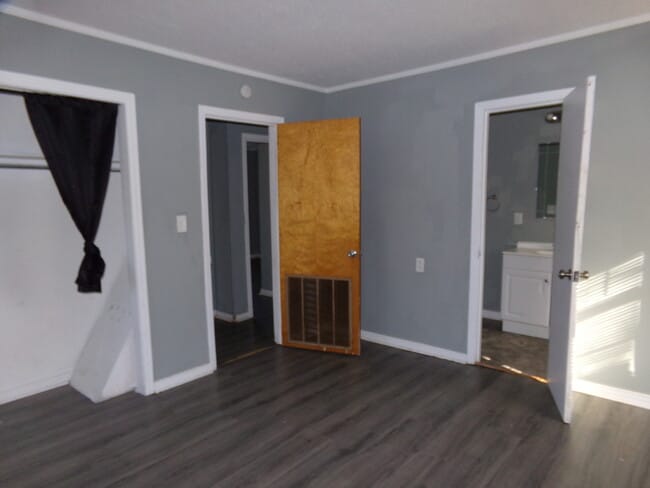 Building Photo - 221 Maple St