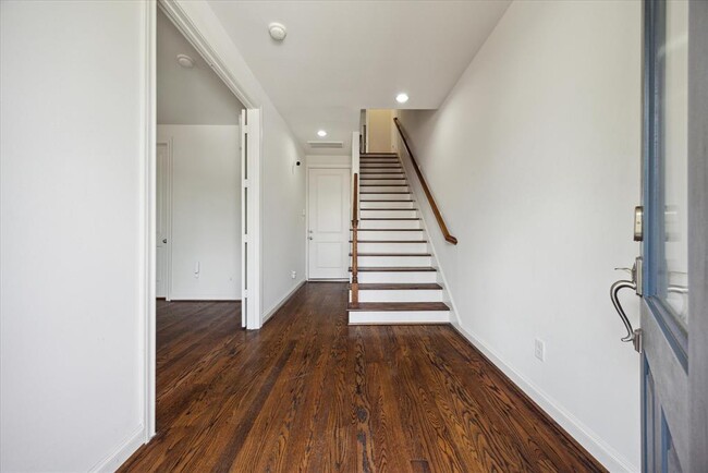 Building Photo - 258 E 28th St