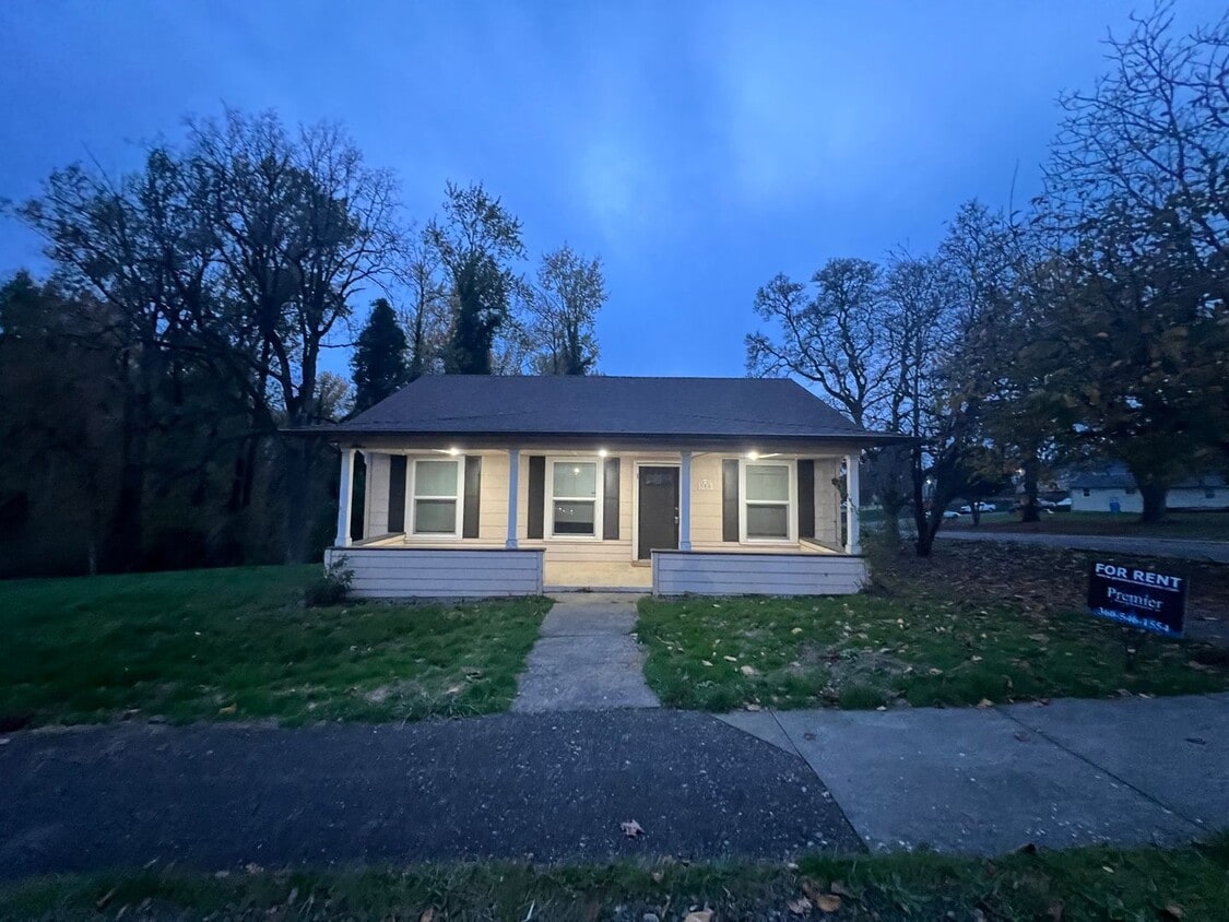 Photo - Charming Camas Home on Large Lot for Lease - 305 SE Everett St