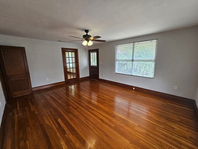 Building Photo - 644 E College Ave