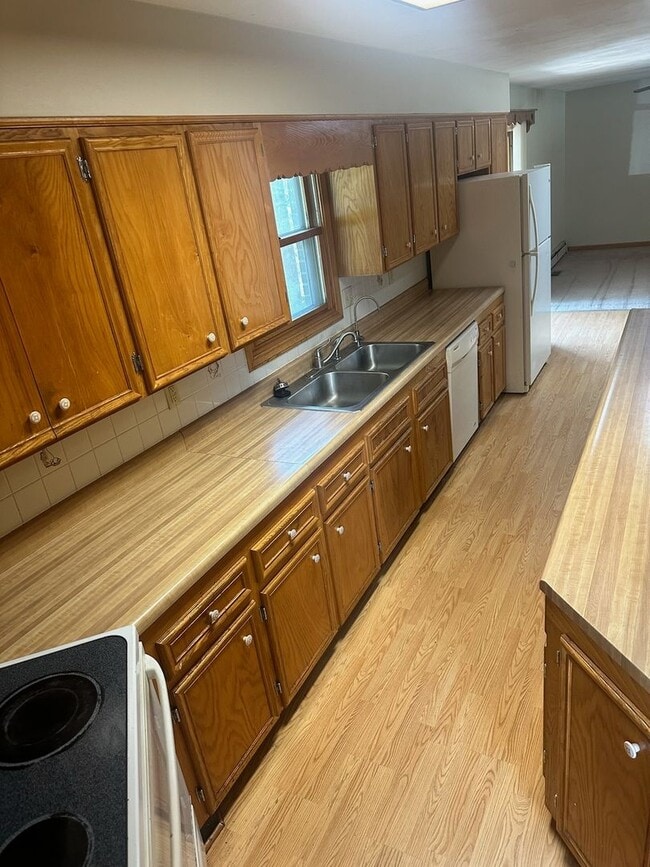 Foto del edificio - Spacious 3-Bedroom Home with Bonus Rooms i...