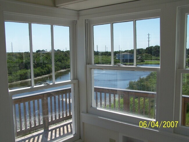 Building Photo - Jamaica Beach Spacious 2 bedroom, 1 bathro...