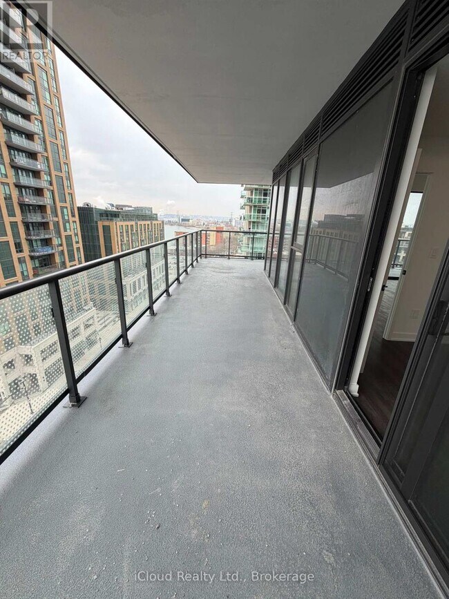 Photo du bâtiment - 2075 Lakeshore Rd.