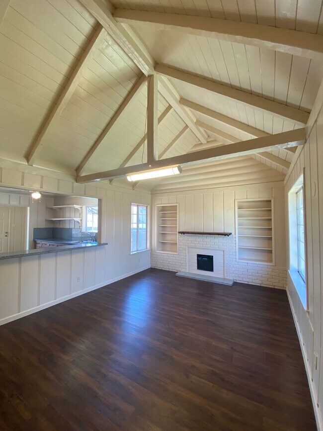 Building Photo - M120