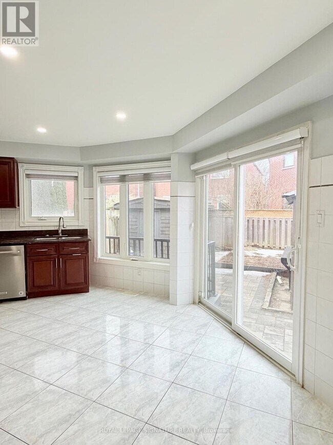 Building Photo - 16 Oak Knolls Crescent