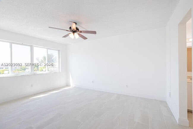 Foto del edificio - 14840 Naranja Lakes Blvd