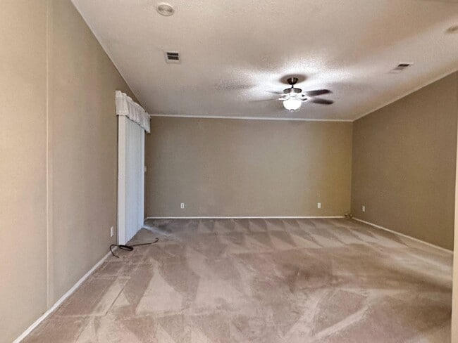 Building Photo - 608 Klickety Klak Ln